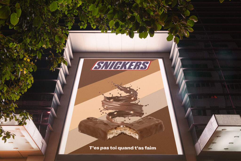 Une démo du visuel de l'affiche "BENEDICTA" avec ce mockup, mettant en avant mon travail en conception graphique dans ce portfolio "SNICKERS"