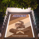 Une démo du visuel de l'affiche "BENEDICTA" avec ce mockup, mettant en avant mon travail en conception graphique dans ce portfolio "SNICKERS"
